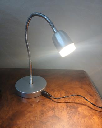 Lampada da tavolo snodabile in metallo