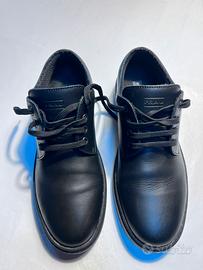Scarpe pelle nera, Frau