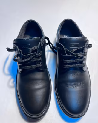 Scarpe pelle nera, Frau