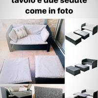 Divano con tavolo in vetro e altre die sedute