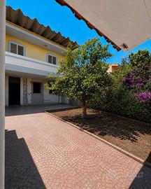 Villetta capo schiera con giardino a Cabras