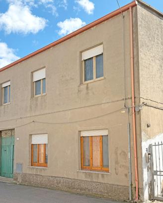 Centro- Casa bilivelli con cortile