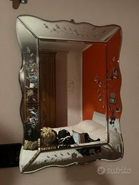 Specchio e cassettiera