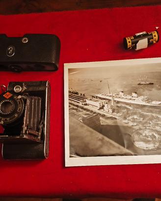 Fotografia d'epoca raffigurante il REX + macchina 