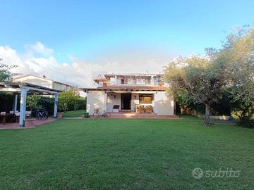 Villa di 300 m² con più di 5 locali a Forte dei Ma
