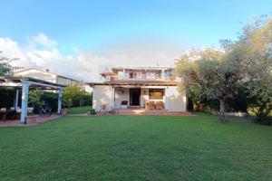 Villa di 300 m² con più di 5 locali a Forte dei Ma