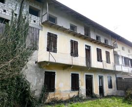 Caratteristico casolare friulano con infinite p...