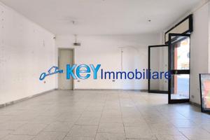 Ampio locale commerciale in zona residenziale