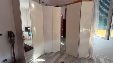 Cabina armadio con cassettiera e 2 comodini