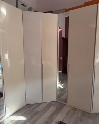 Cabina armadio con cassettiera e 2 comodini