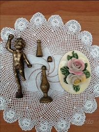 Set vecchi accessori lampadari in ottone e ceramic
