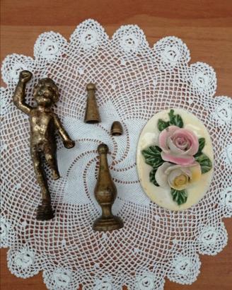 Set vecchi accessori lampadari in ottone e ceramic