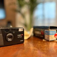 Yashica T4 con obiettivo Carl Zeiss T* 35mm f/3.5