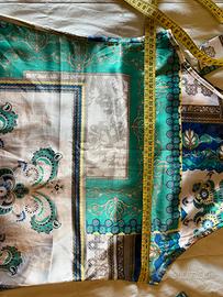 Abito fantasia foulard nei toni bianco e blu-