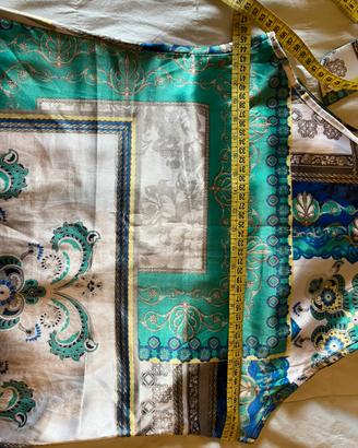 Abito fantasia foulard nei toni bianco e blu-