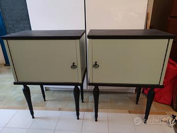 Comodini d'epoca in legno 