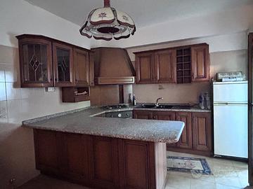 Cucina in legno e top granito