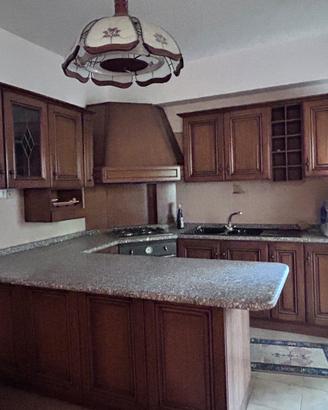 Cucina in legno e top granito