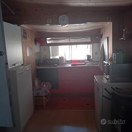 Piazzola attrezzata presso camping sul lago