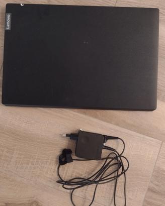 PC portatile Lenovo con alimentatore