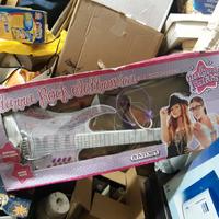 Chitarra giocattolo con microfono Bontempi.