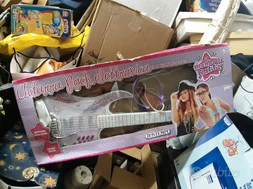 Chitarra giocattolo con microfono Bontempi.