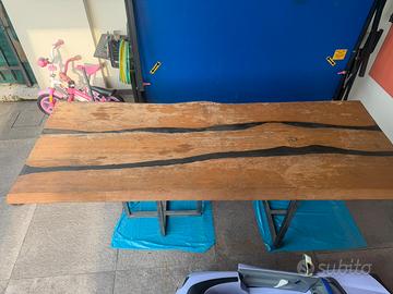 Tavolo legno con resina