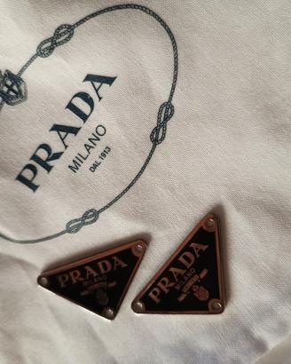 coppia triangoli Prada