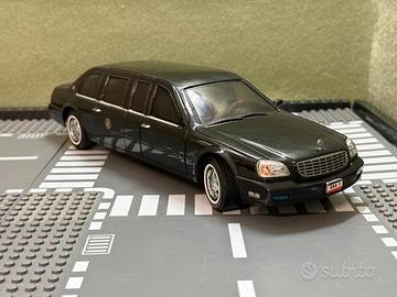 Cadillac DeVille Presidential Limo 2001 1:24