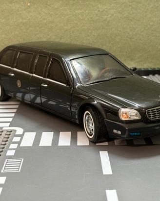 Cadillac DeVille Presidential Limo 2001 1:24