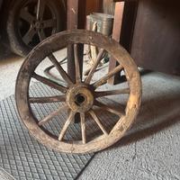 Antica ruota in legno da carro agricolo originale