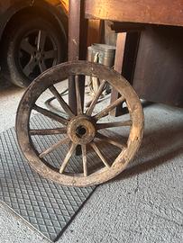 Antica ruota in legno da carro agricolo originale