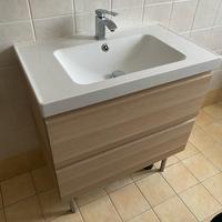 Mobiletto da bagno con miscelatore e scarichi