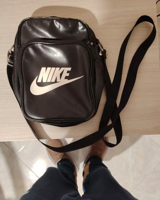 Borsetta Nike nera con logo bianco