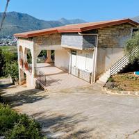 Villetta con 2800 mq di terreno