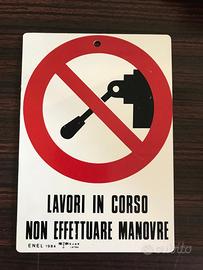 Cartello vintage sicurezza non effettuare manovre