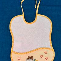 Bavaglino ricamato a punto croce