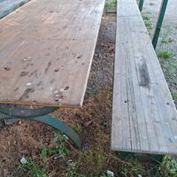 Tavolo e panche in legno