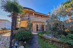 VILLA BIFAMILIARE