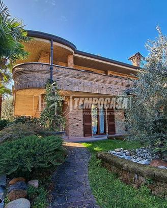VILLA BIFAMILIARE