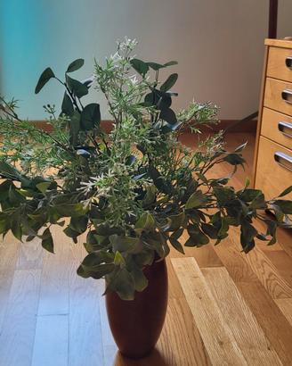 vaso in legno d'ulivo con fiori finti
