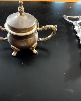 Apribottiglie in metallo argentato da collezione