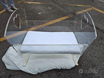 culla neonato in plexiglass di design unico