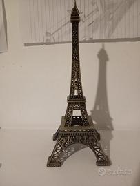 Statuina in ferro presa da Parigi stessa!