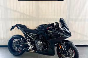 SUZUKI GSX-8R