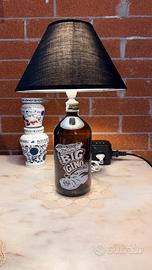 Lampada artigianale con bottiglia di gin
