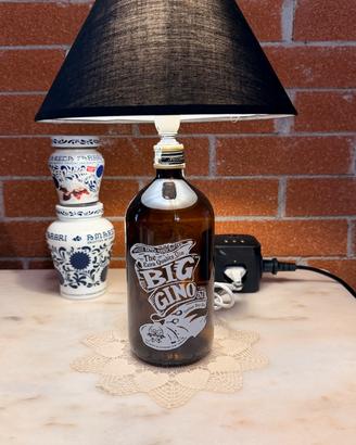 Lampada artigianale con bottiglia di gin