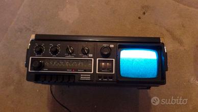 Vecchio televisore portatile con radio integrata