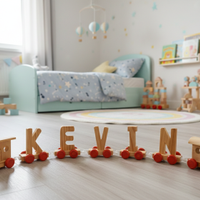 Trenino in legno con nome sui vagoni