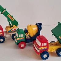 tre camion giocattolo da cantiere